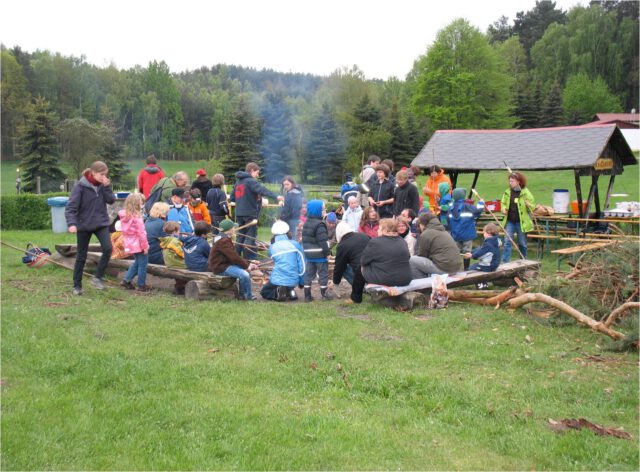 Bild in der Natur mit Menschen am Lagerfeuer