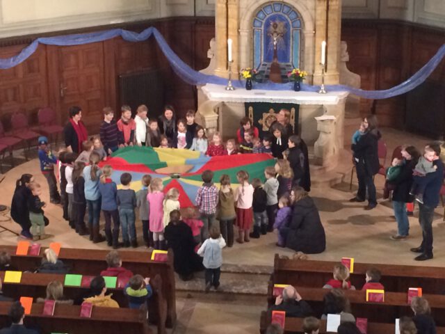 Kreis mit einem Sprungtuch im Gottesdienst in der Michaeliskirche